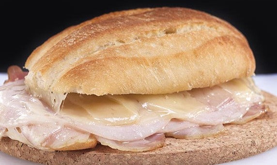 BOCADILLO COCHINITO + QUESO + BACON + SALSA