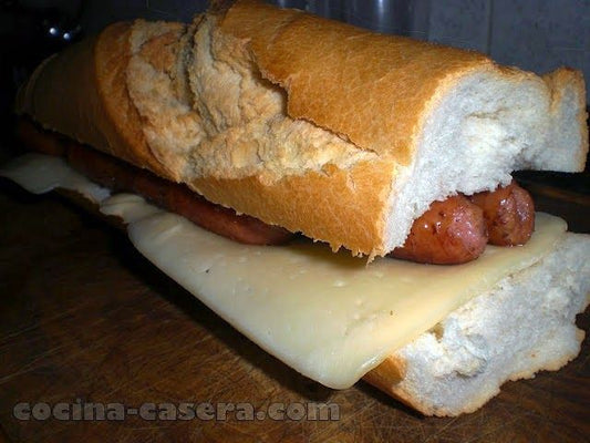 BOCADILLO SALCHICHA + QUESO + SALSA